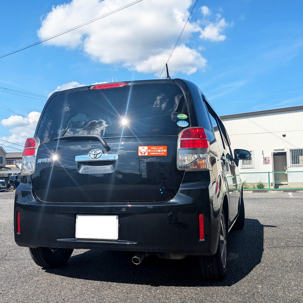 車の揺れが鳥に響かないように気を遣うあなたへ。愛鳥を車に乗せるとき専用「ゆっくり走行中」カーマグネット